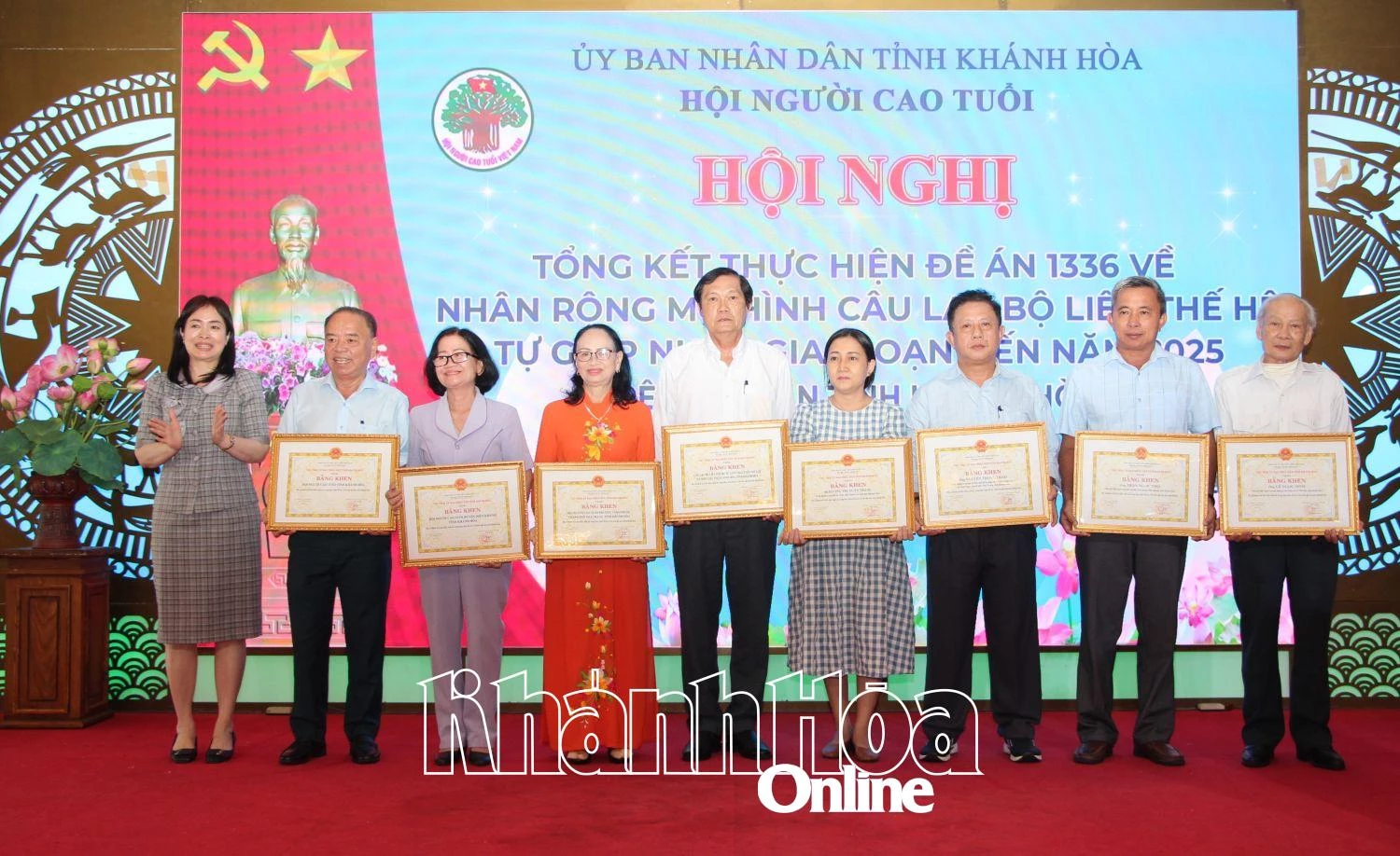 Lãnh đạo Sở Nội vụ trao bằng khen của UBND tỉnh cho những tập thể, cá nhân xuất sắc.