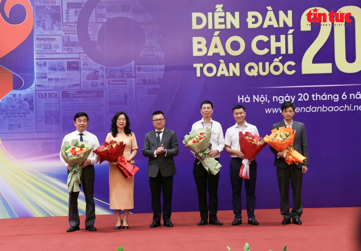 
Ông Lê Quốc Minh tặng hoa các đại biểu dẫn dắt các phiên thảo luận tại diễn đàn.