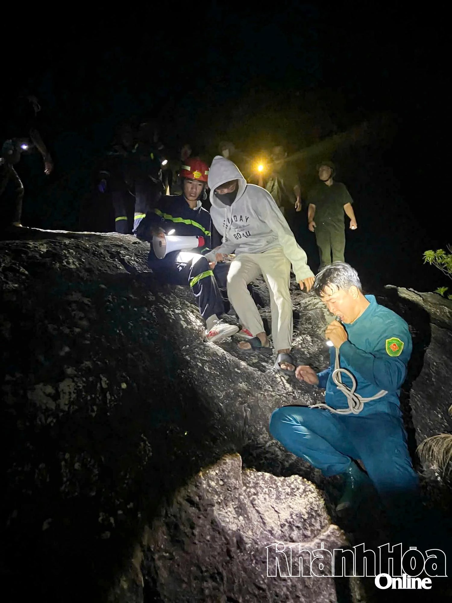 Lực lượng cứu hộ đưa 3 nạn nhân bị lạc ở Hoàng Ngưu Sơn xuống núi. Ảnh: Phòng Cảnh sát phòng cháy, chữa cháy và cứu nạn cứu hộ Công an tỉnh cung cấp