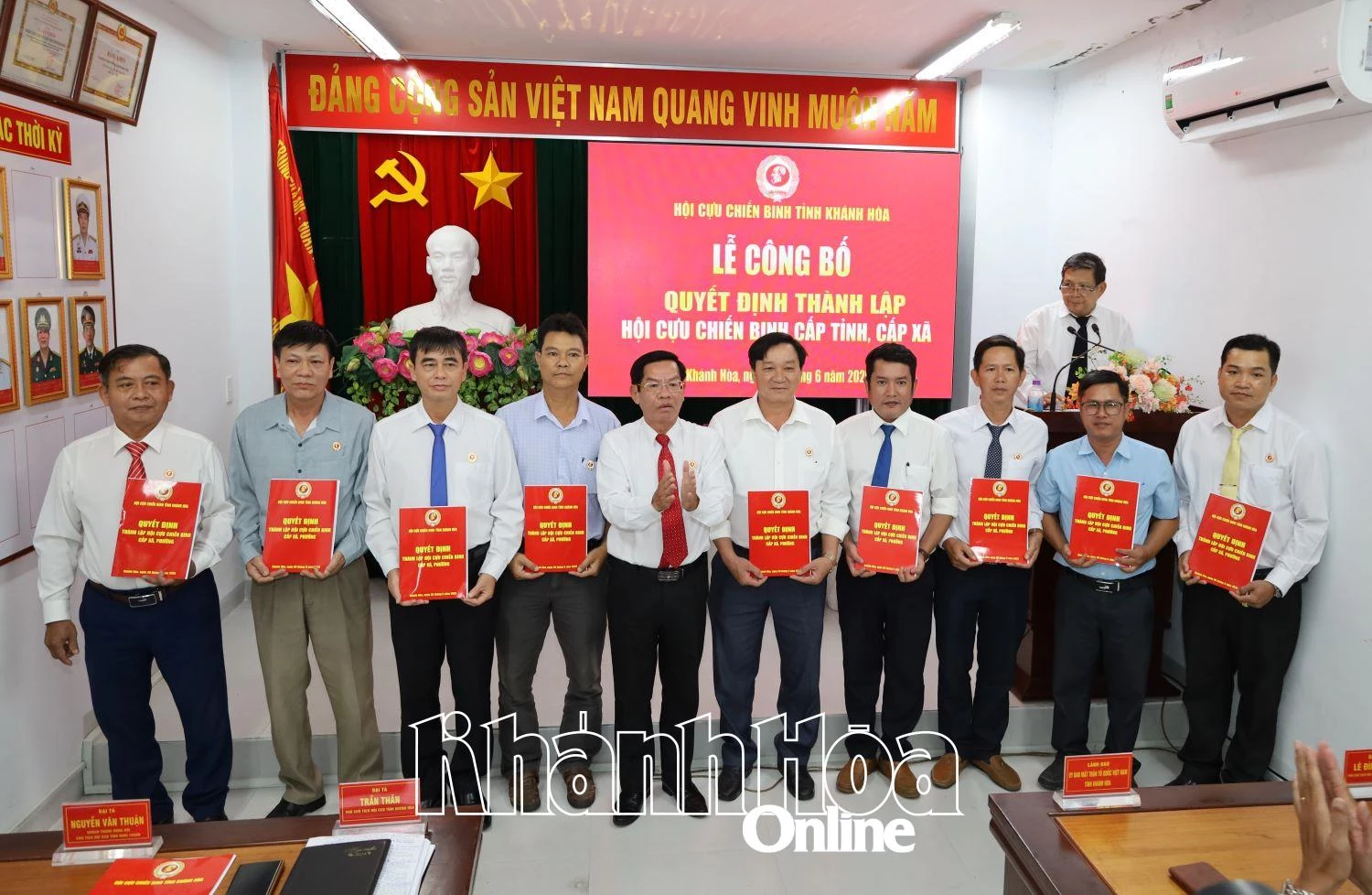 Lãnh đạo Hội Cựu chiến binh tỉnh Khánh Hòa trao quyết định thành lập các hội cựu chiến binh cấp xã trực thuộc.