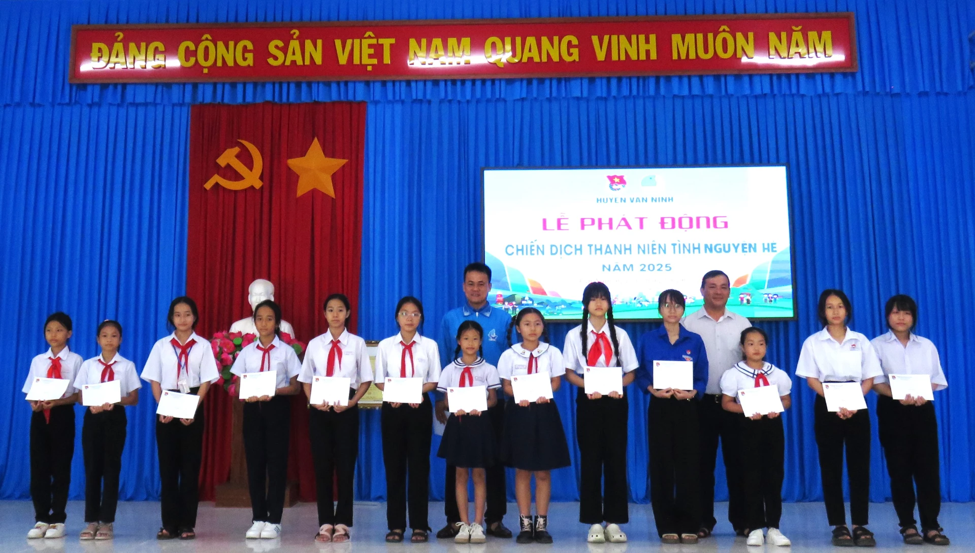 Huyện đoàn Vạn Ninh ra quân chiến dịch Thanh niên tình nguyện hè năm 2025