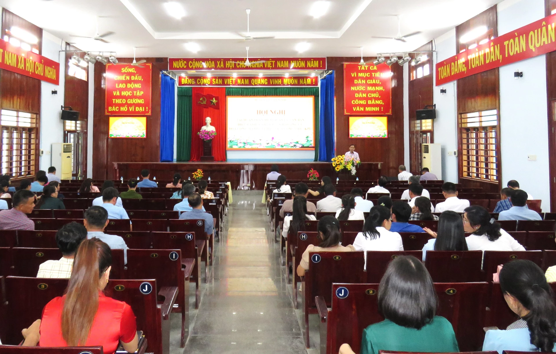 Vạn Ninh tập huấn phần mềm E-Office và KPI cho cán bộ, công chức, viên chức