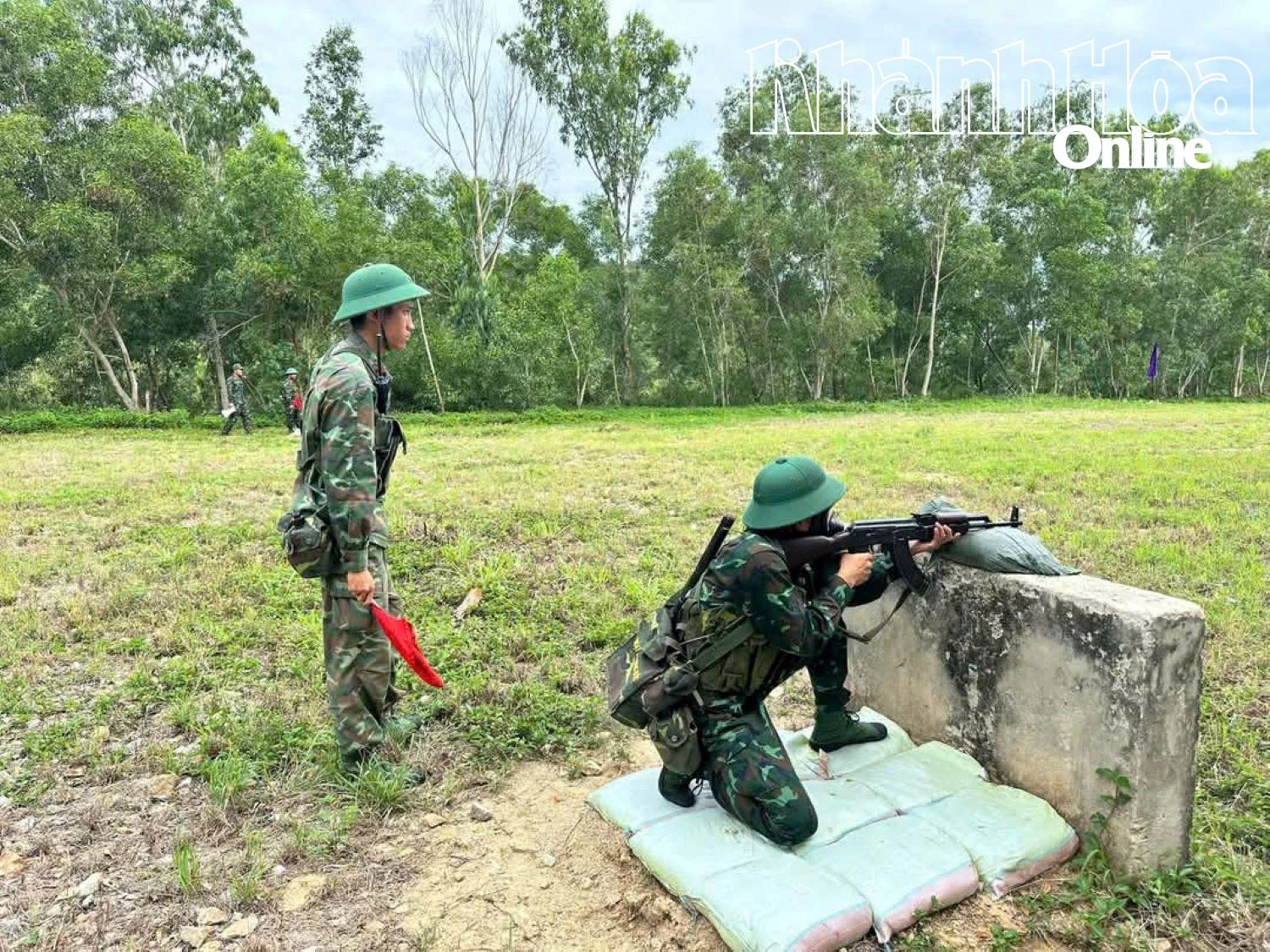 Đại đội Hỗn hợp 90 tổ chức kiểm tra thực hành bắn súng tiểu liên AK cho hạ sĩ quan, chiến sĩ