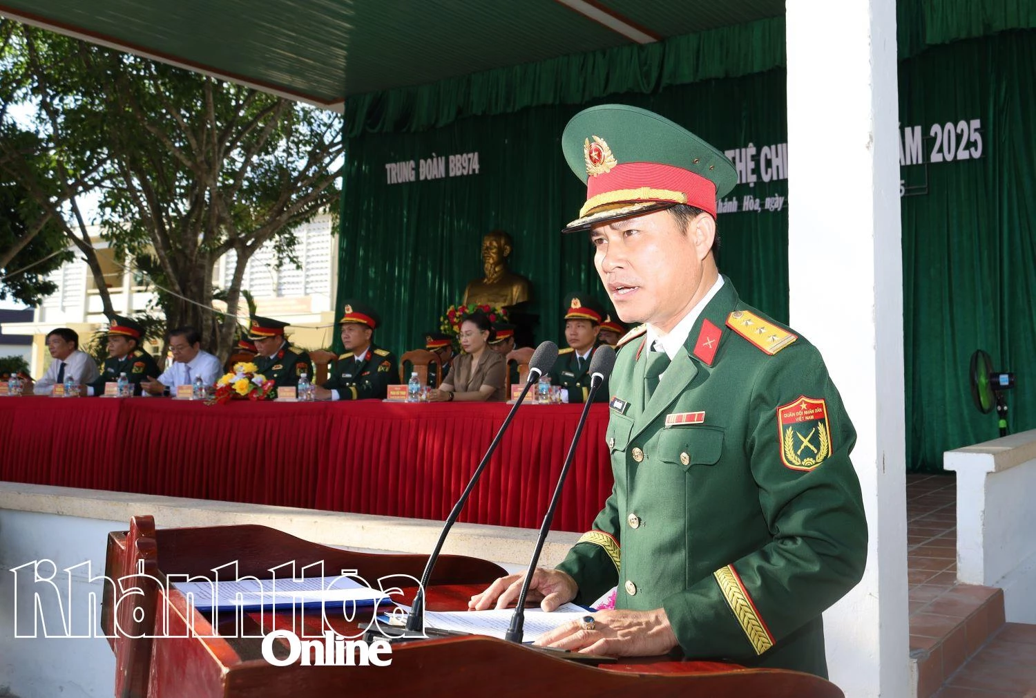 Thượng tá Đặng Văn Xuân - Trung đoàn trưởng Trung đoàn Bộ binh 974 báo cáo kết quả huấn luyện chiến sĩ mới.