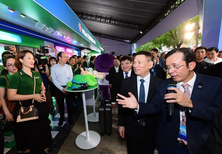 Lãnh đạo Chính phủ và các bộ ngành tham quan các gian trưng bày sản phẩm và trải nghiệm các dịch vụ số tại Lễ hội Không tiền mặt - Ting Ting Day 2025