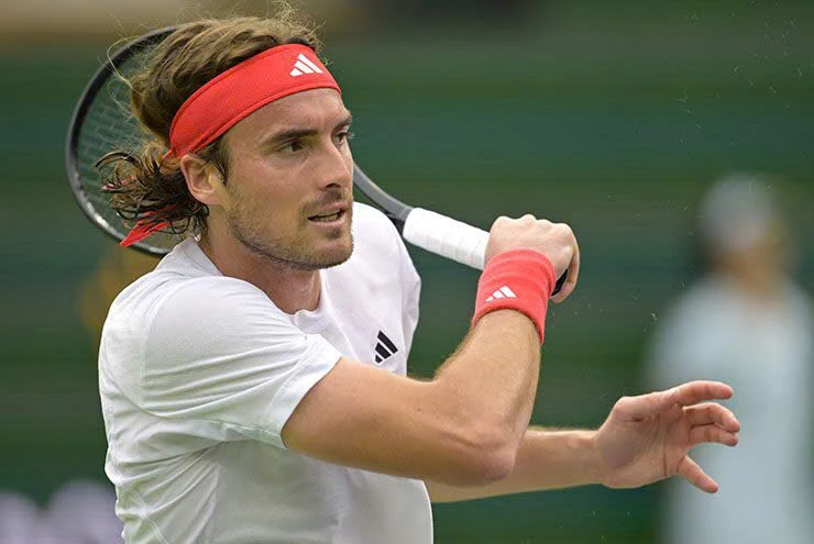 Tsitsipas hết sức chật vật trước Luciano Darderi và phải thay vợt nhiều lần