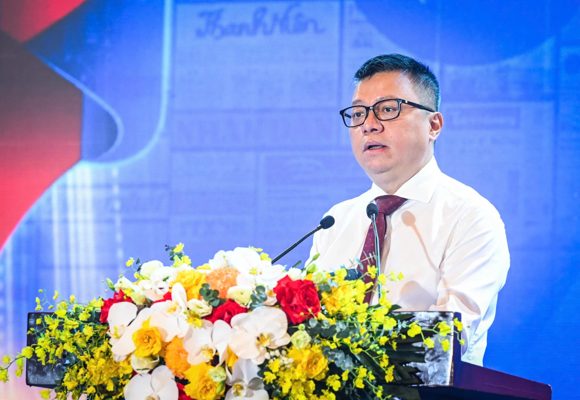 Đồng chí Lê Quốc Minh, Ủy viên Trung ương Đảng, Tổng Biên tập Báo Nhân Dân, Phó Trưởng Ban Tuyên giáo và Dân vận Trung ương, Chủ tịch Hội Nhà báo Việt Nam phát biểu tại Lễ khai mạc.