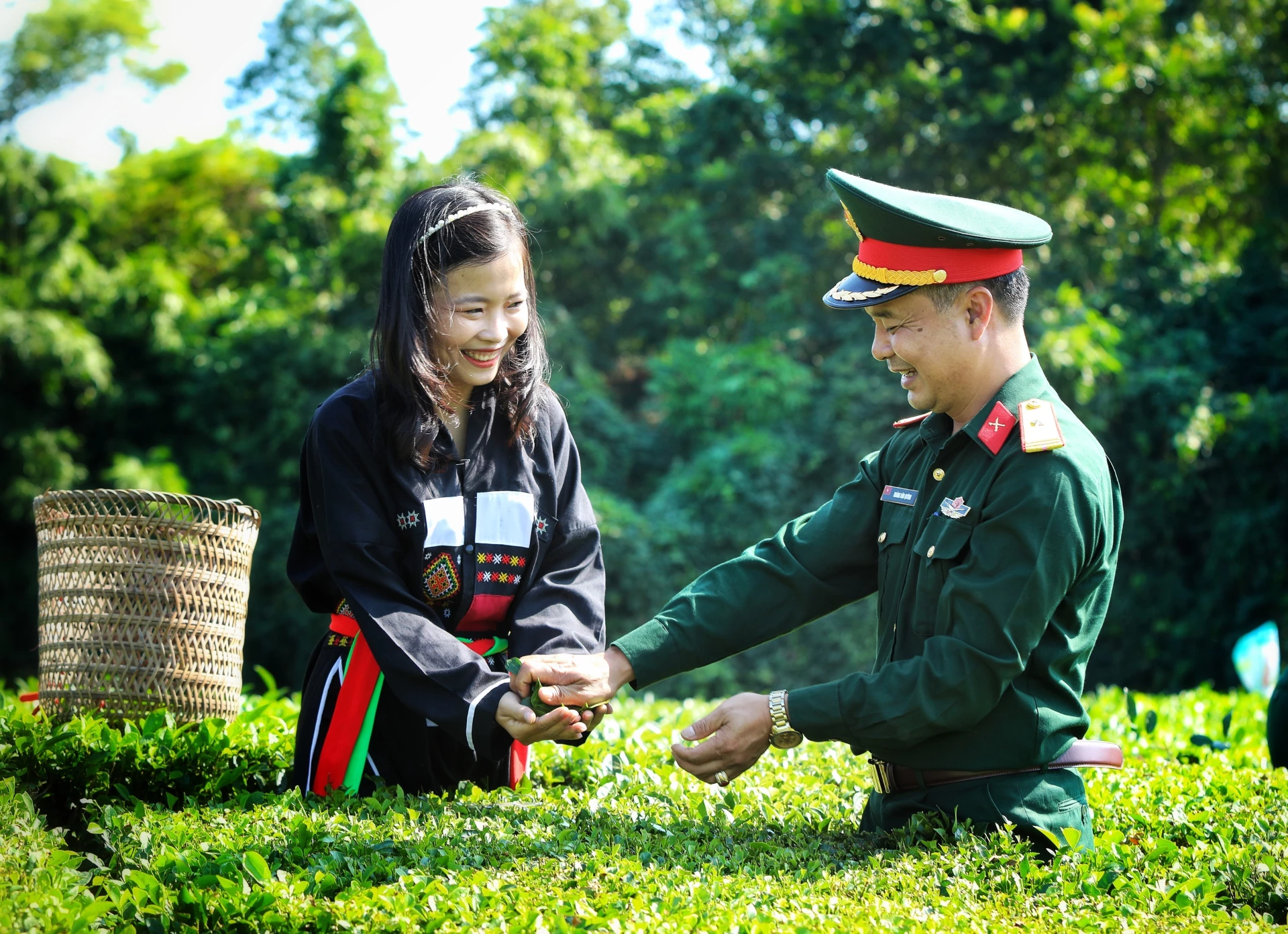 Thắm tình quân dân_Ảnh: TTXVN

