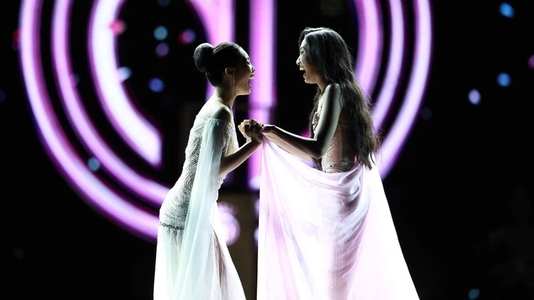 Khoảnh khắc hạnh phúc của Hà Trúc Linh khi được xướng tên là tân Hoa hậu Việt Nam.