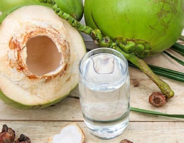 Nước dừa xiêm có nhiều lợi ích cho sức khỏe.