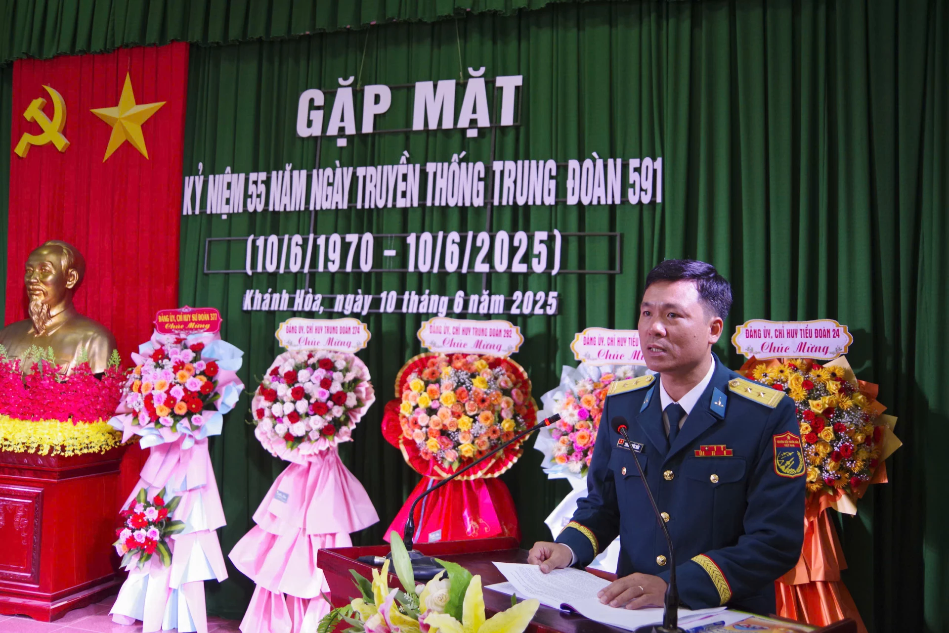 Trung tá Lường Quốc Hảo - Trung đoàn trưởng Trung đoàn 591 trình bày diễn văn ôn truyền thống.