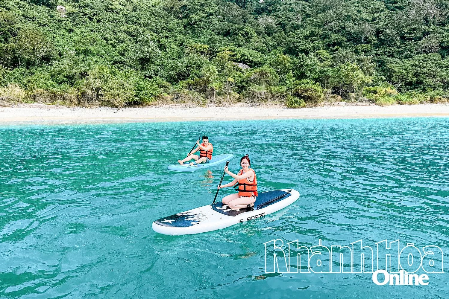 Khách đi tour du thuyền Nemo Yacht sẽ được trải nghiệm chèo SUP. 
