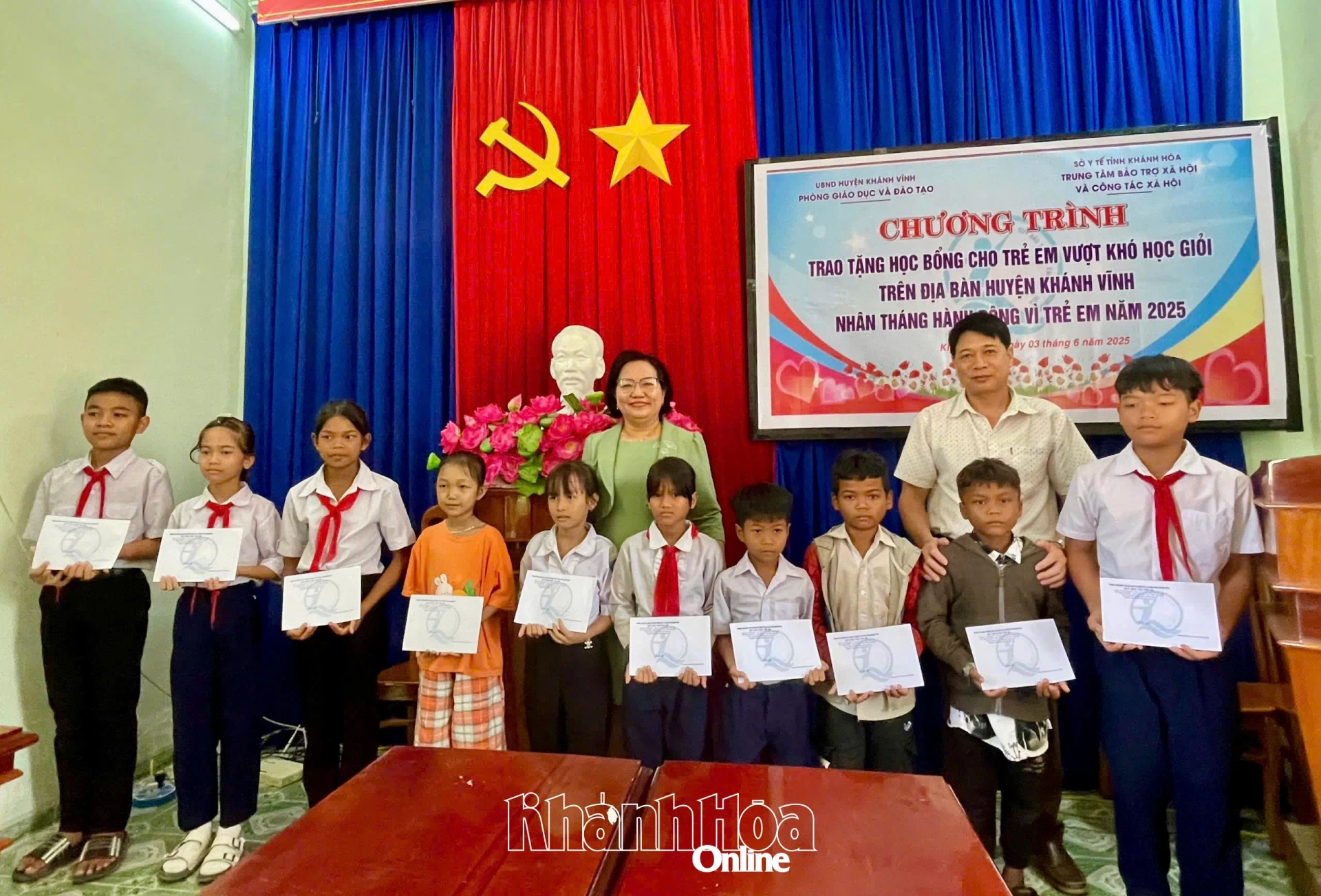 Lãnh đạo Trung tâm Bảo trợ xã hội và Công tác xã hội tỉnh trao học bổng cho trẻ em huyện Khánh Vĩnh.