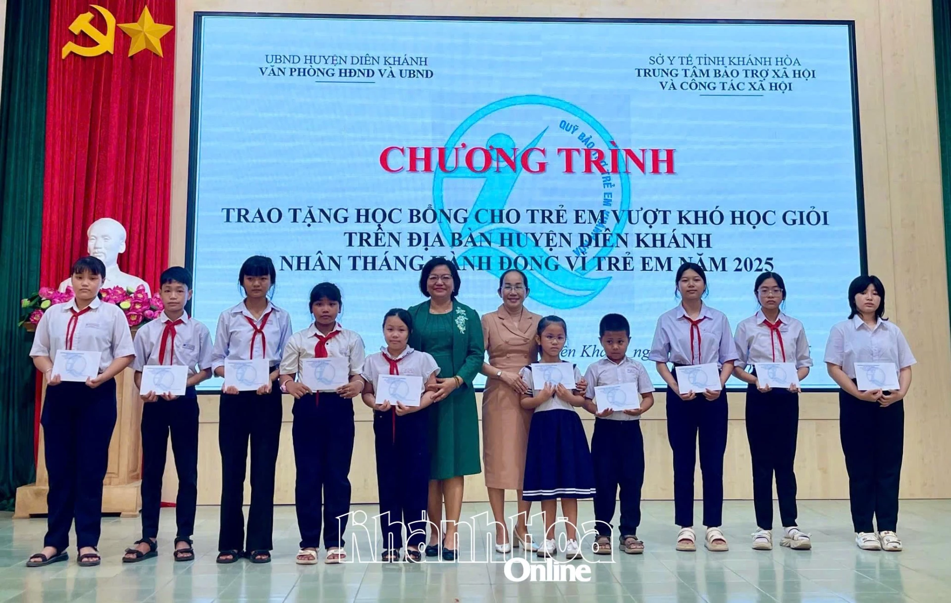 Lãnh đạo Trung tâm Bảo trợ xã hội và Công tác xã hội tỉnh trao học bổng cho trẻ em huyện Diên Khánh.