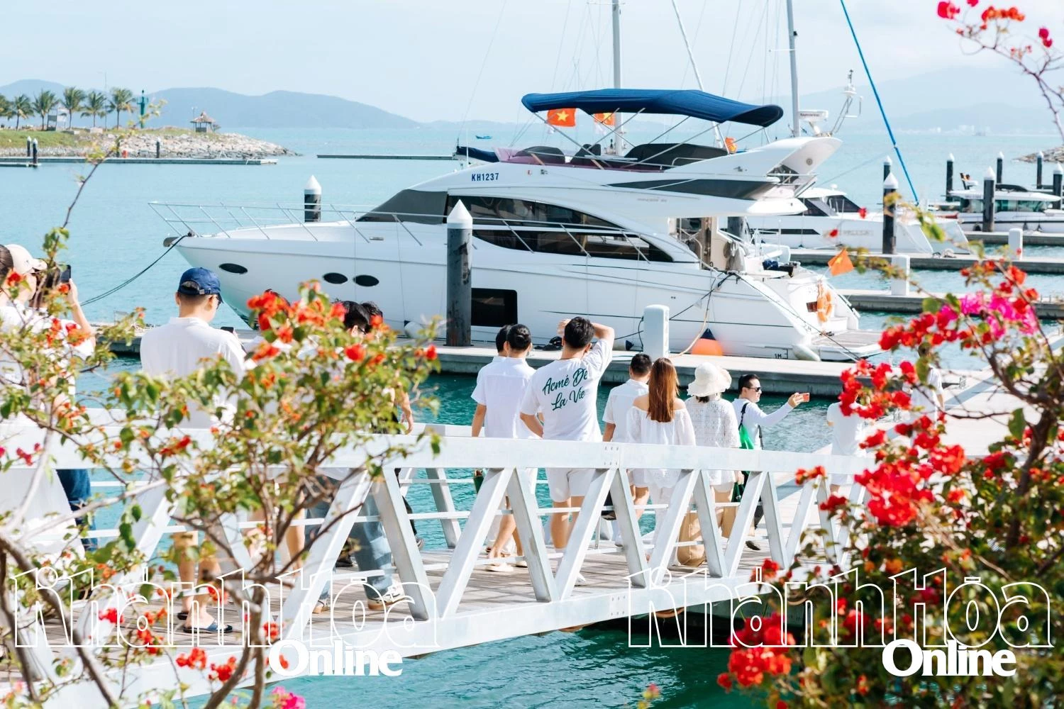 Khách du lịch mua sản phẩm combo bay đêm sẽ đi tour tham quan vịnh Nha Trang 
xuất phát từ Bến du thuyền Ana Marina. 
