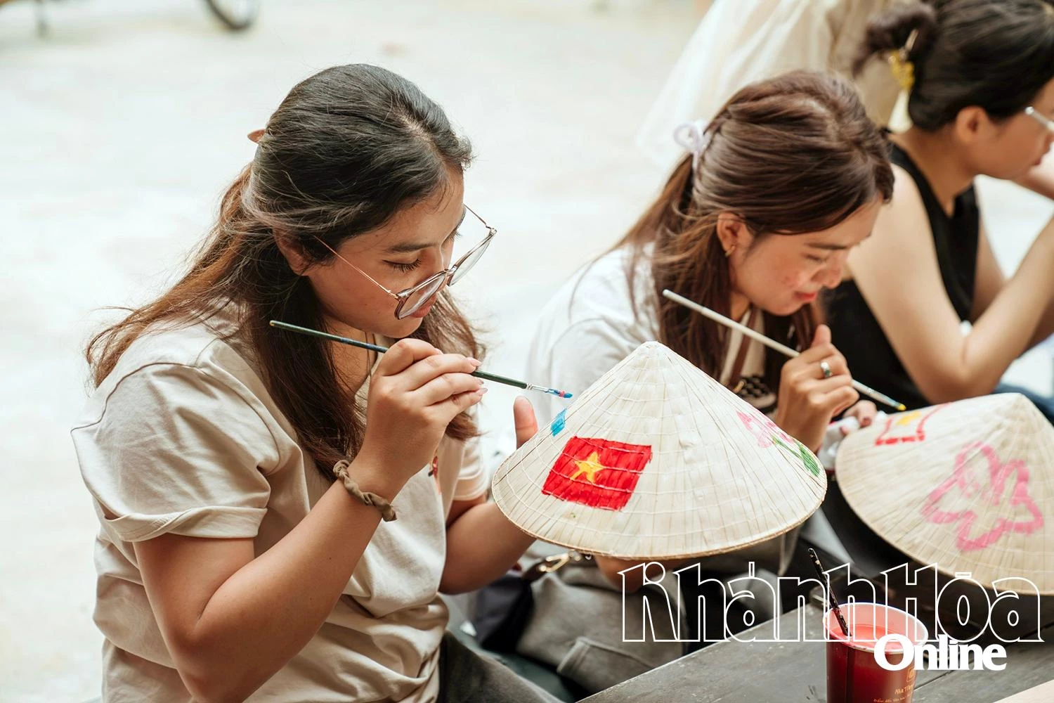 Khách tham gia workshop trang trí nón lá ở Nha Trang xưa.