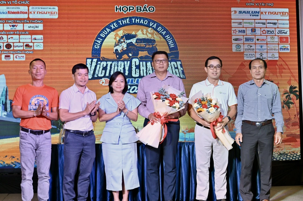 The organizing committee presenting flowers to the sponsors 

