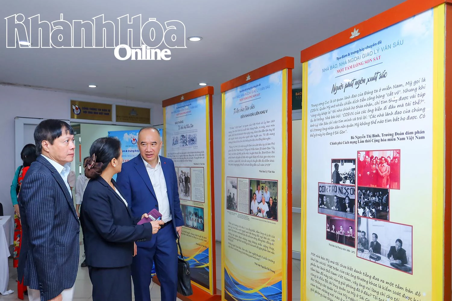 Các đại biểu xem hình ảnh, tài liệu về nhà báo Lý Văn Sáu.
