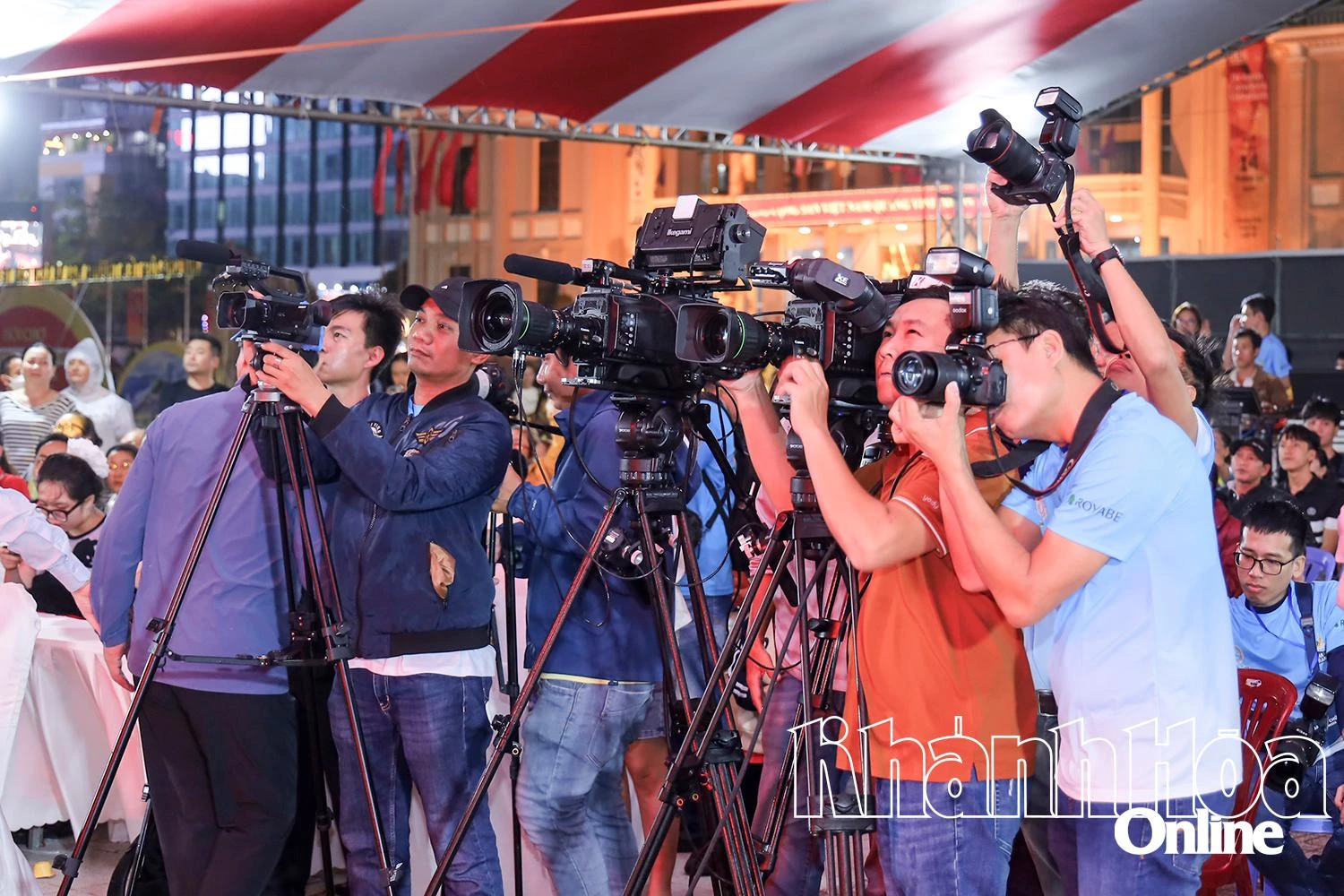 Phóng viên tác nghiệp tại giải chạy Nha Trang Night Run Sanvinest - Báo Khánh Hòa 2024.
