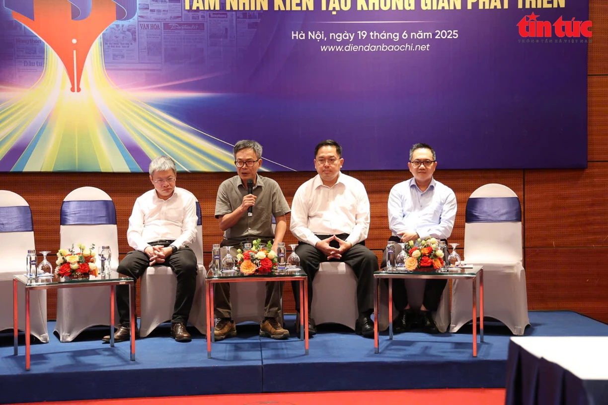 Phiên thảo luận thứ nhất với chủ đề “Báo chí Việt Nam trong kỷ nguyên mới: Tầm nhìn kiến tạo không gian phát triển”.