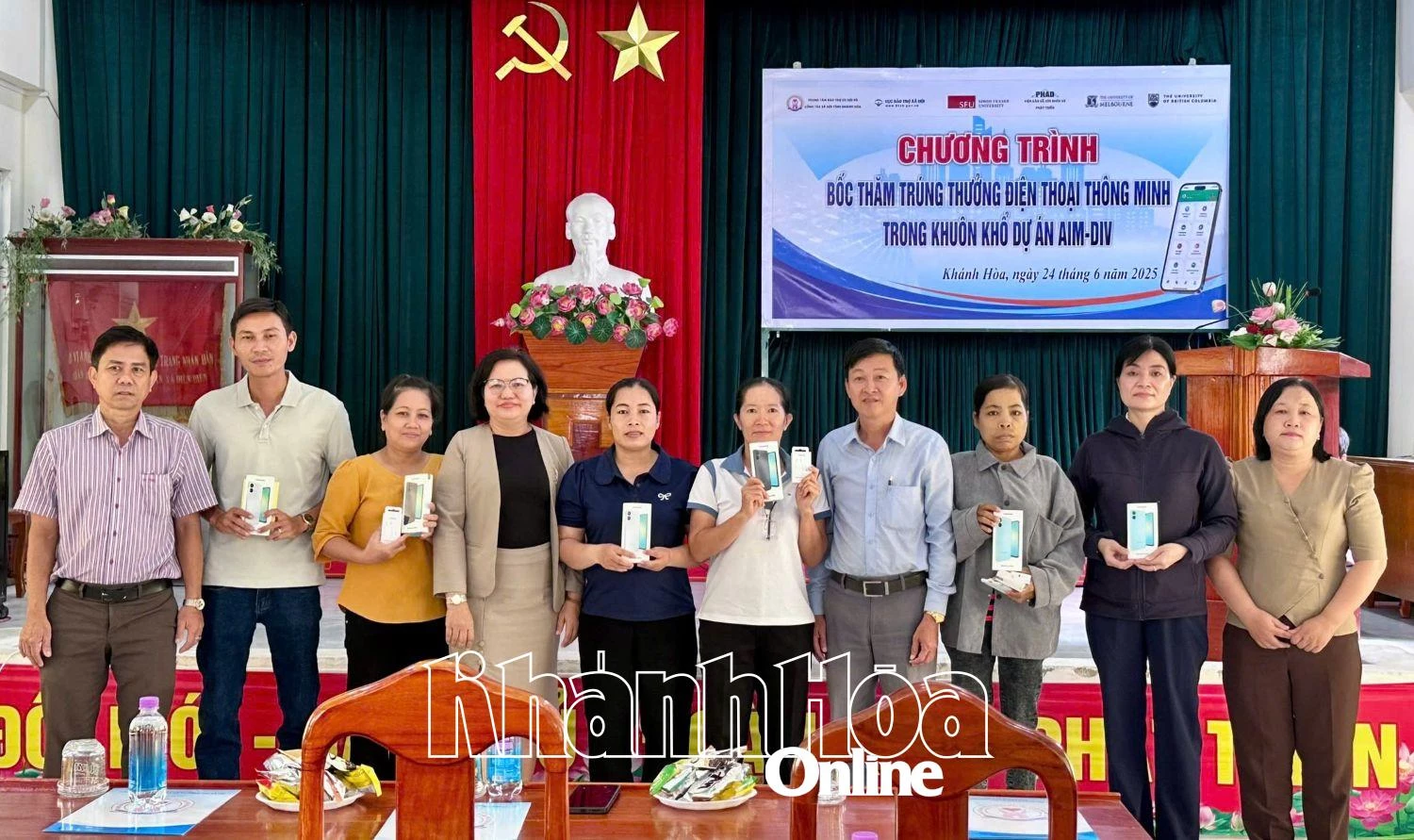 Đại diện các đơn vị trao thưởng cho người dân.