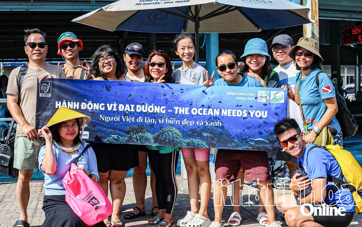 Các tình nguyện viên tuyên truyền hành động vì đại dương xanh.
