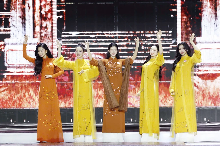 Các thí sinh trong trang phục áo dài.