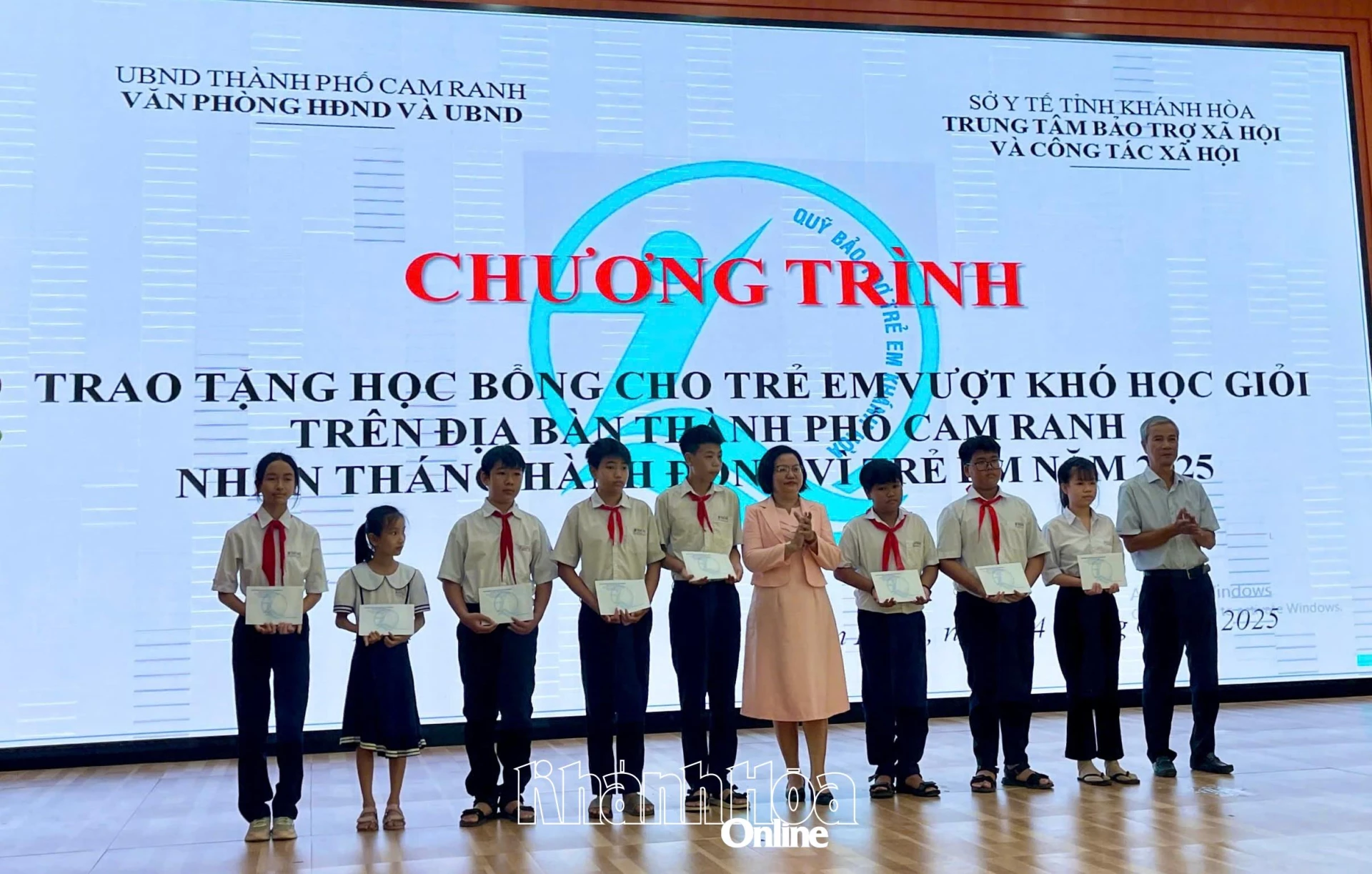 Lãnh đạo Trung tâm Bảo trợ xã hội và Công tác xã hội tỉnh trao học bổng cho trẻ em TP. Cam Ranh.
