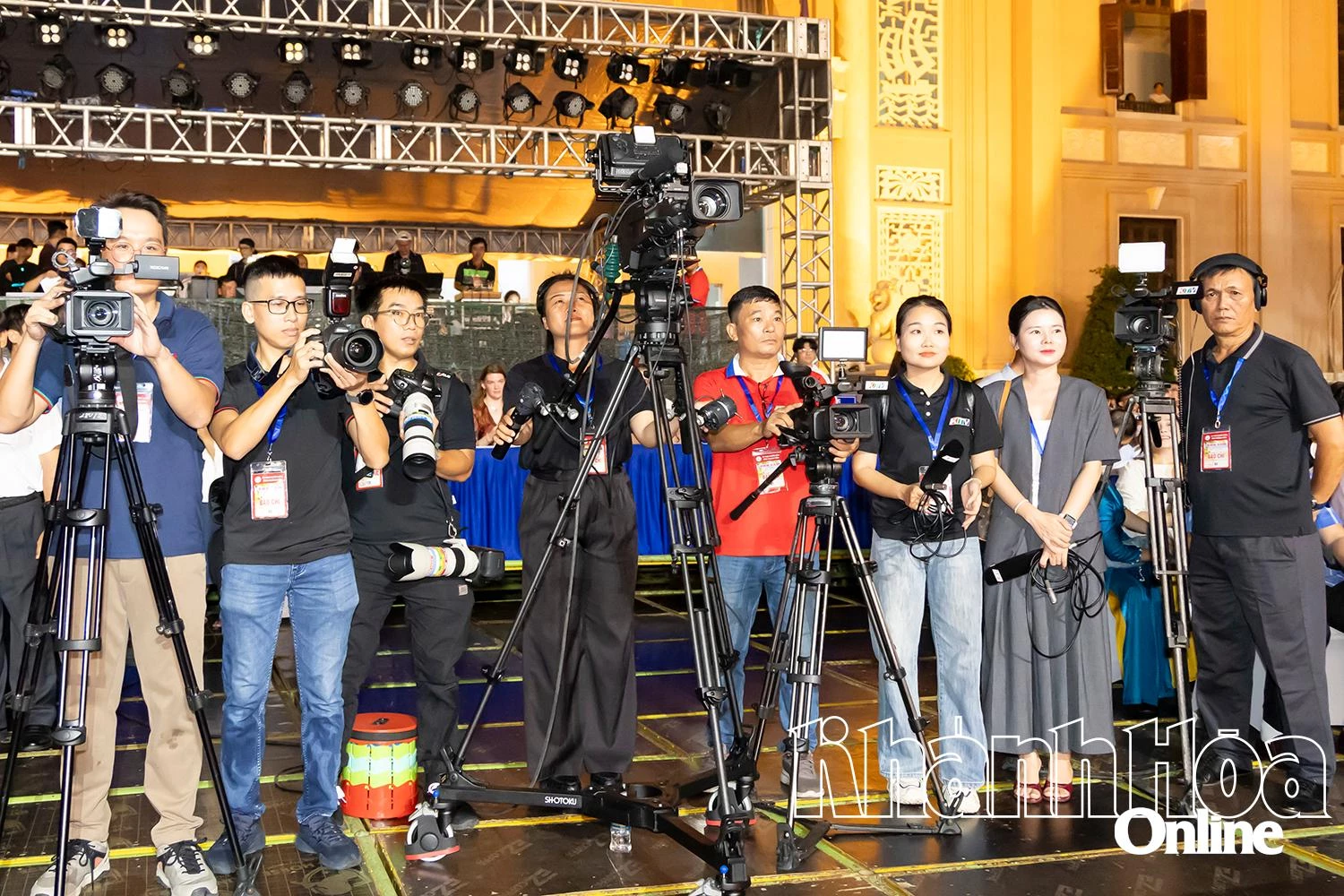 Phóng viên báo chí tác nghiệp tại Lễ hội Văn hóa - Du lịch biển 2025.