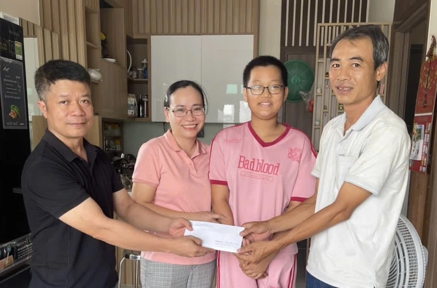 Trung tâm Huyết học - Truyền máu tỉnh Khánh Hòa trao 5 triệu đồng cho cháu Đỗ Vũ Hà My mắc bệnh ung thư máu