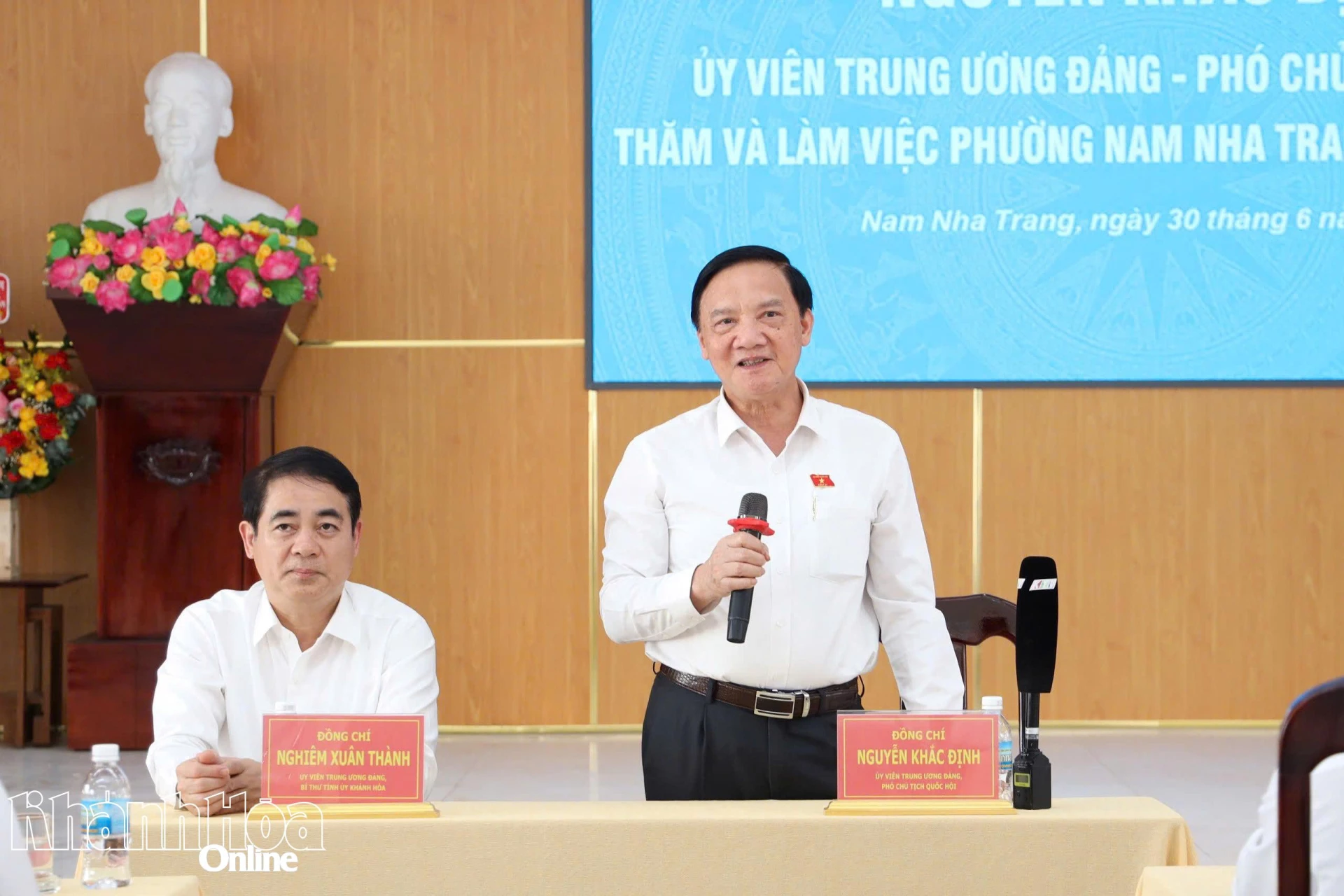 Phó Chủ tịch Thường trực Quốc hội Nguyễn Khắc Định thăm, động viên cán bộ, công chức phường Nam Nha Trang và phường Bắc Cam Ranh