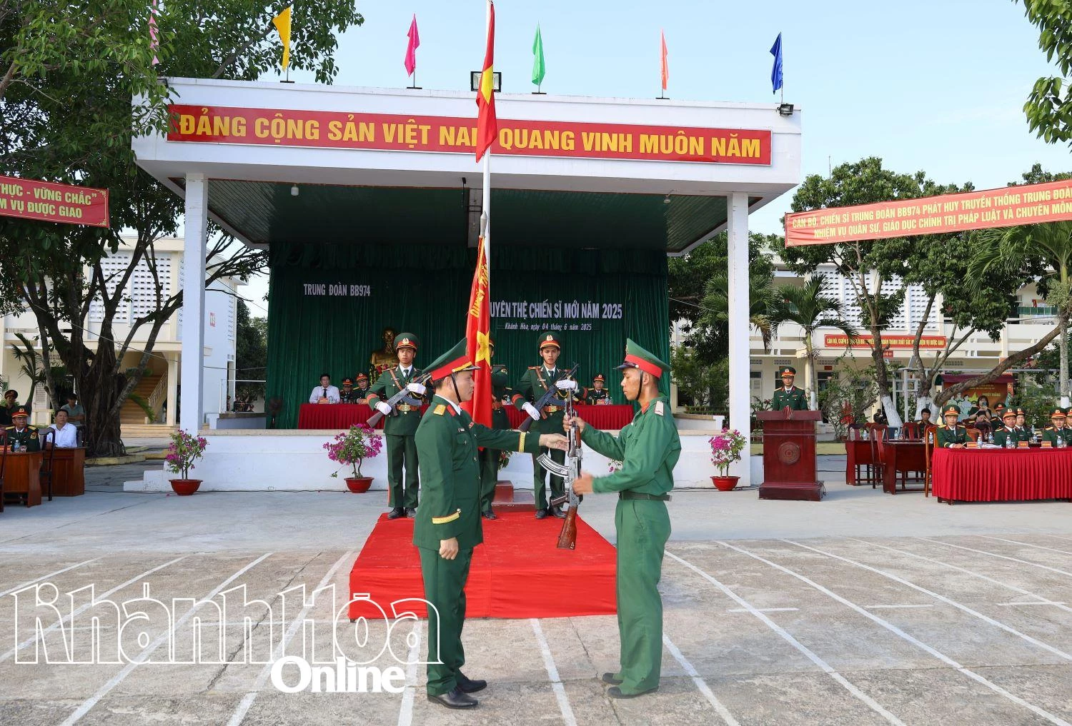 Chỉ huy đơn vị trao vũ khí cho chiến sĩ mới.