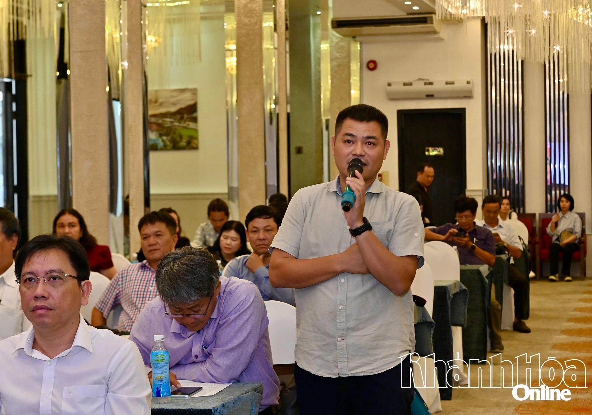 Journalist Xuan Ngoc from Vietnamnet asking questions at the press conference

