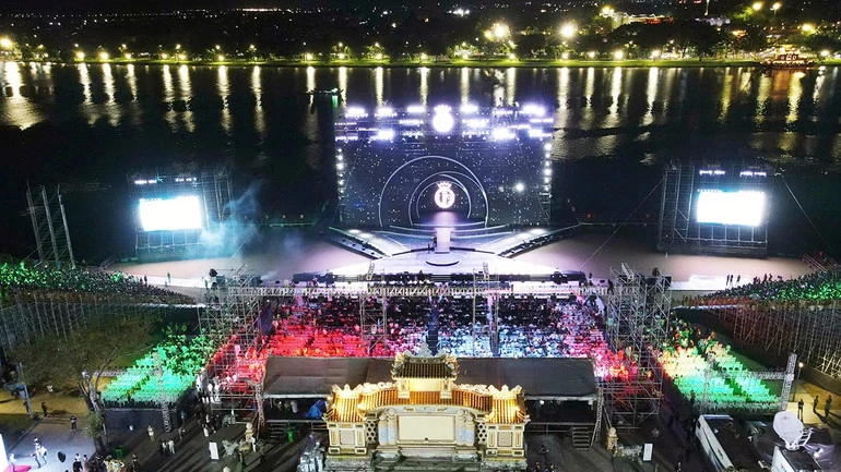 Sân khấu thực cảnh đêm chung kết.