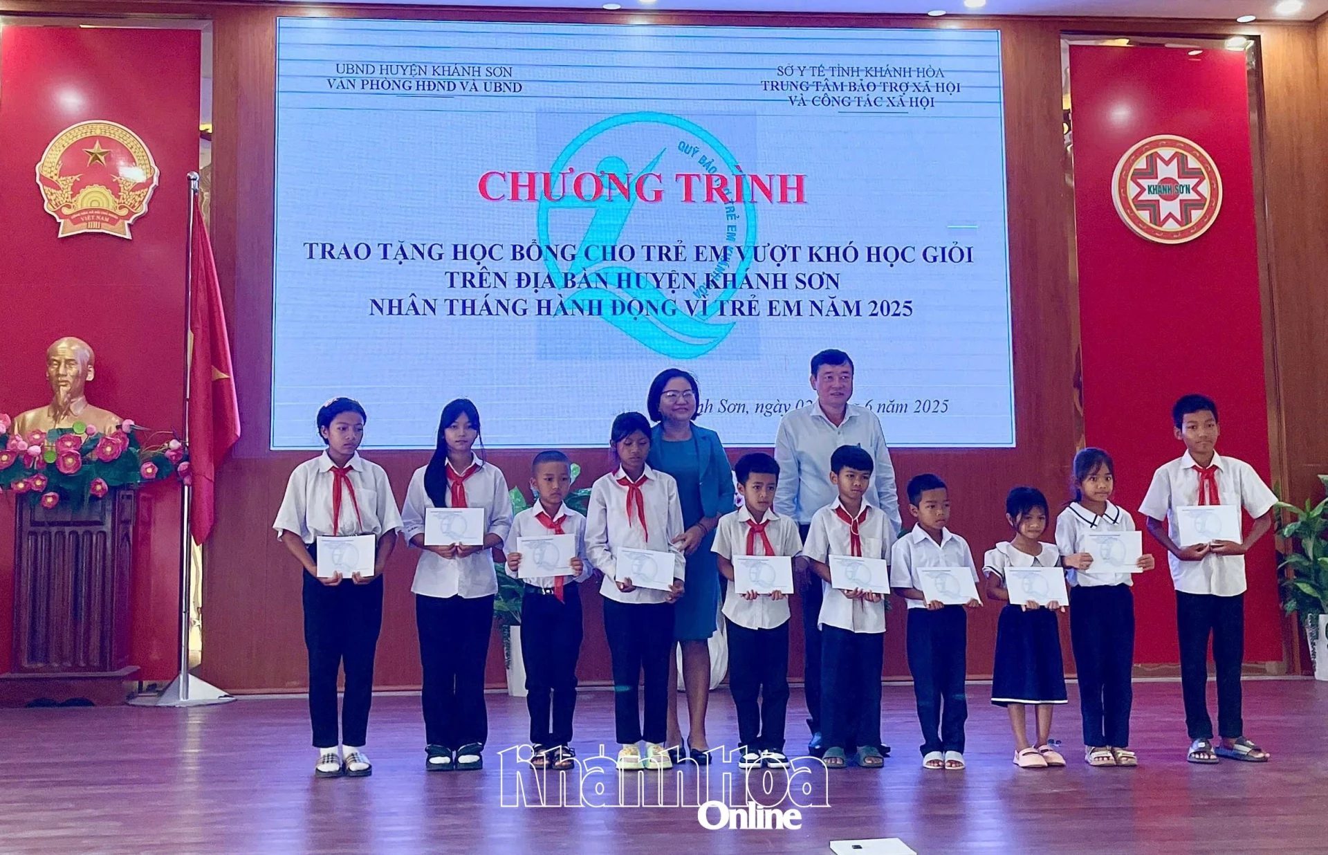 Lãnh đạo Trung tâm Bảo trợ xã hội và Công tác xã hội tỉnh trao học bổng cho trẻ em huyện Khánh Sơn.