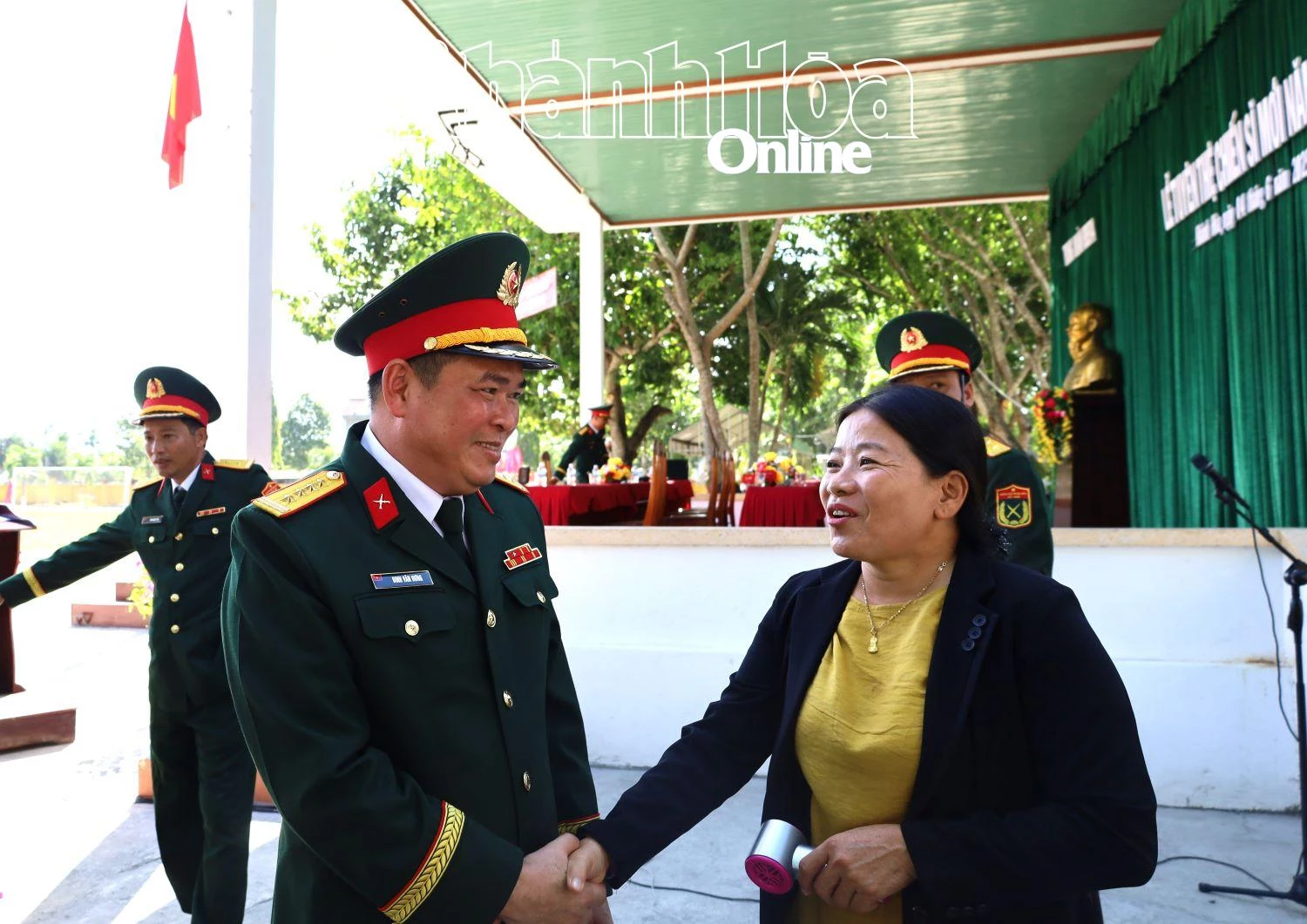 Đại tá Đinh Văn Hưng trao đổi với người thân gia đình chiến sĩ mới.