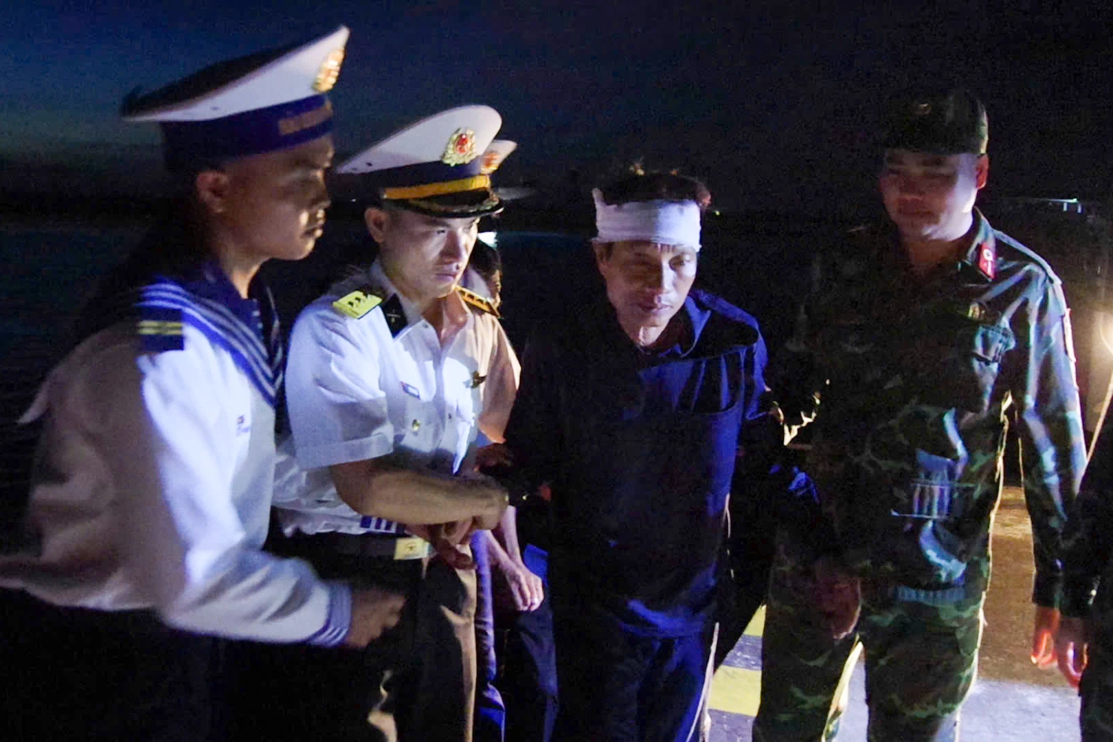 Bệnh nhân được đưa vào đảo Trường Sa cấp cứu.