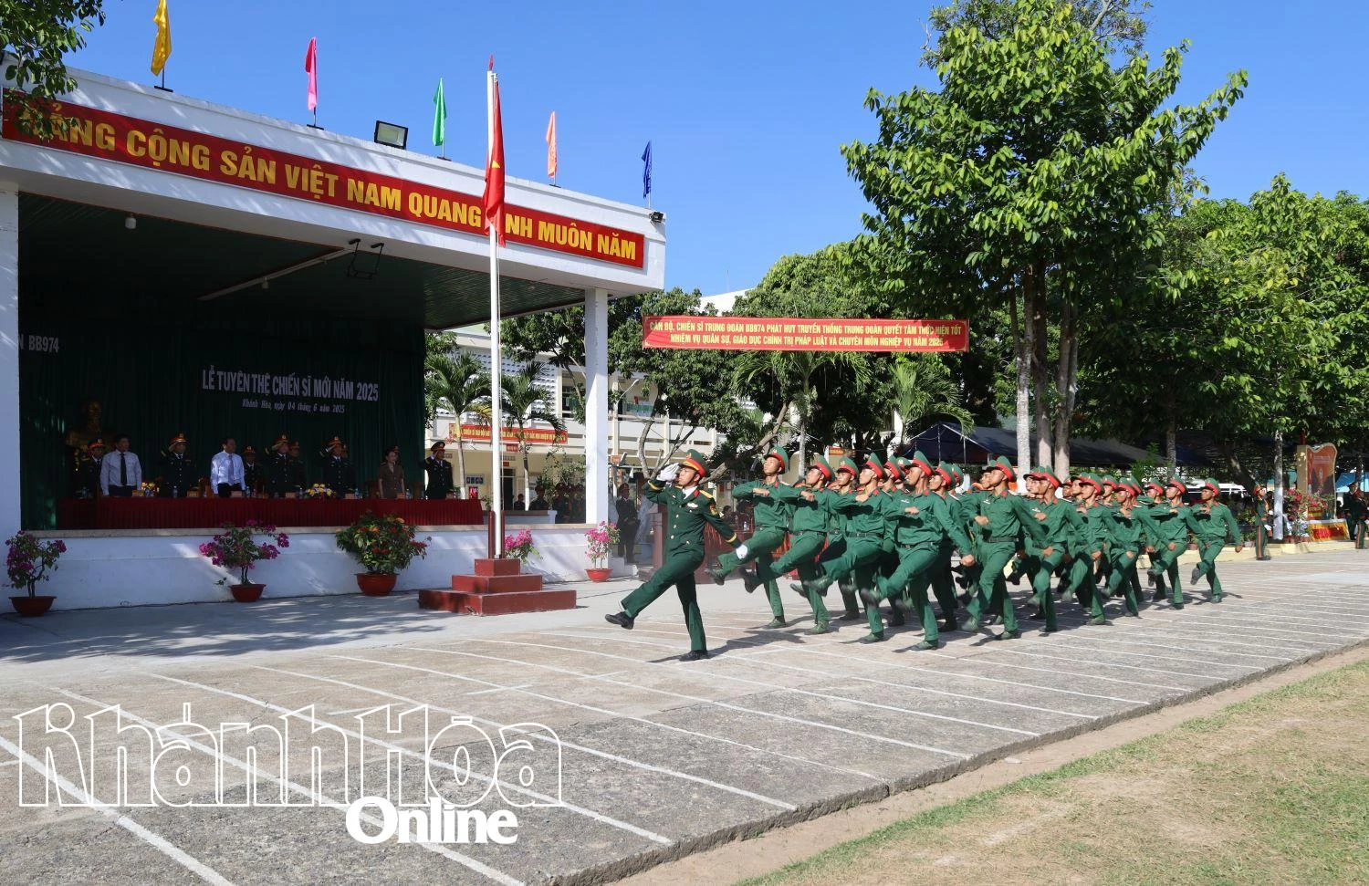 Các chiến sĩ mới tham gia duyệt đội ngũ tại buổi lễ.