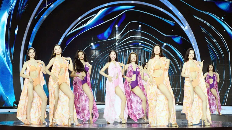 Các thí sinh trong trang phục áo tắm.