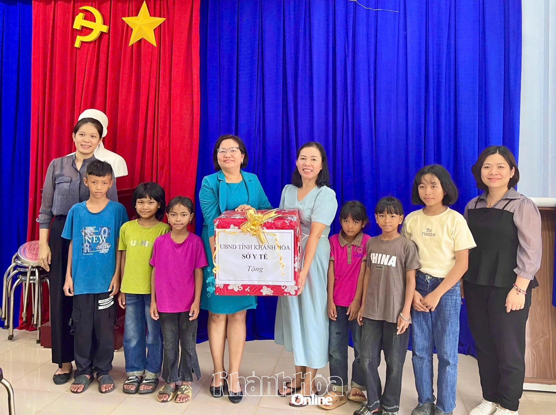 Lãnh đạo Trung tâm Bảo trợ xã hội và Công tác xã hội tỉnh trao quà cho trẻ em tại Trung tâm Bảo trợ xã hội huyện Khánh Sơn.