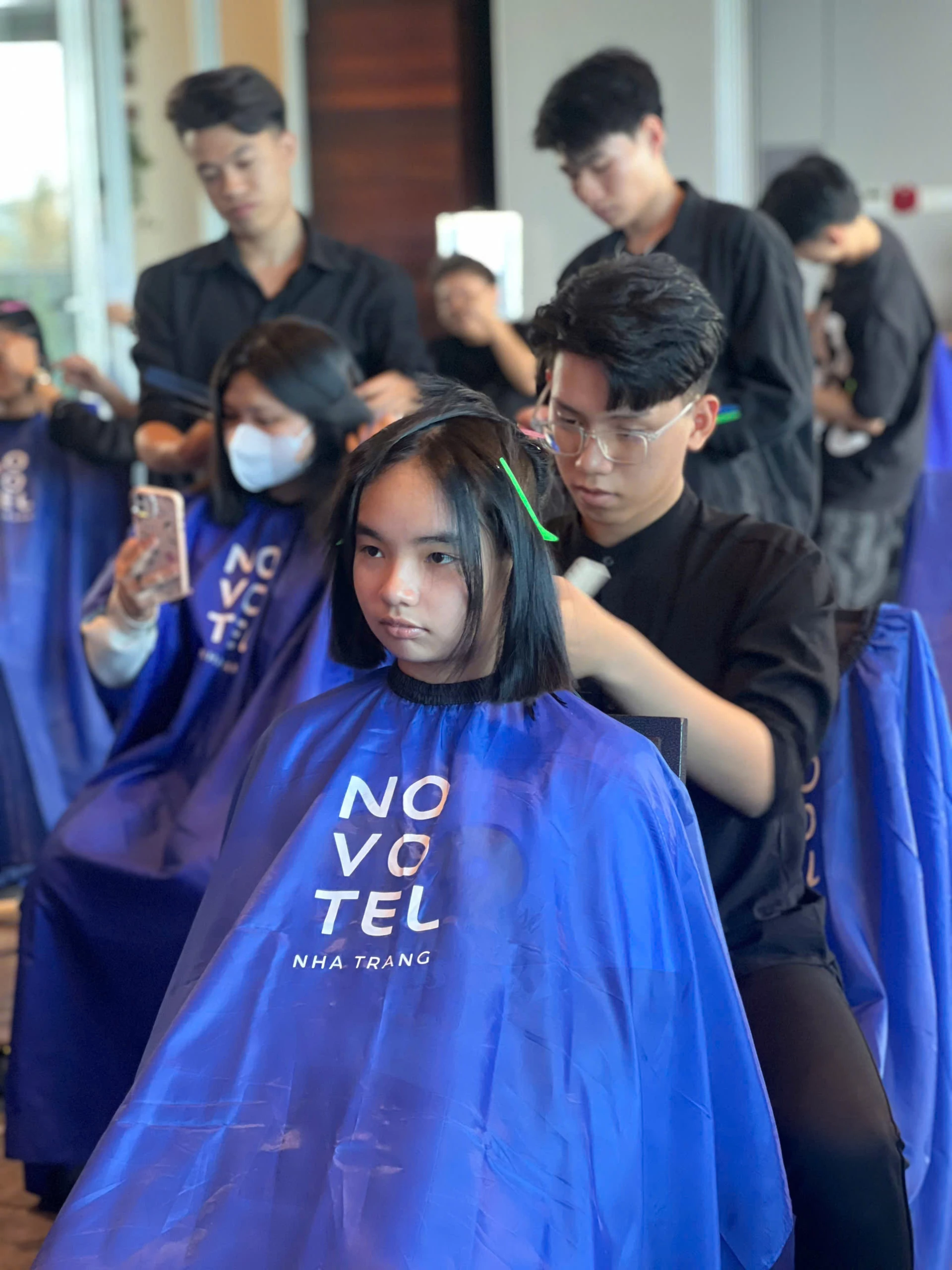 Nhiều em nhỏ đã có mặt từ rất sớm để hiến tóc.