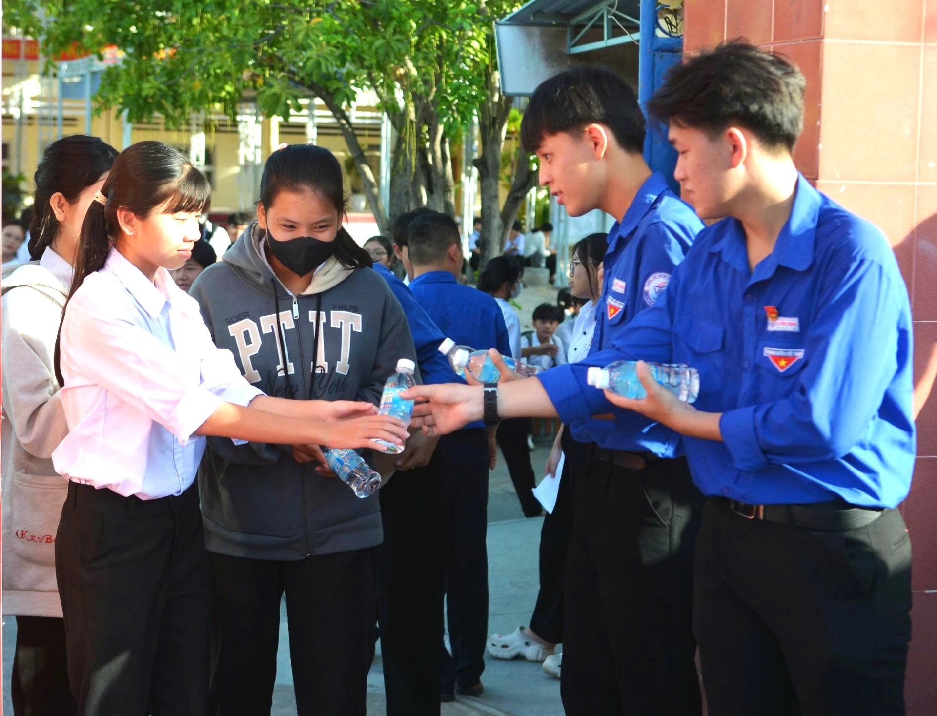 Đội TNTN hỗ trợ thí sinh tham dự Kỳ thi tuyển sinh vào lớp 10 THPT năm học 2025-2026 tại Hội đồng thi trường THPT Huỳnh Thúc Kháng.