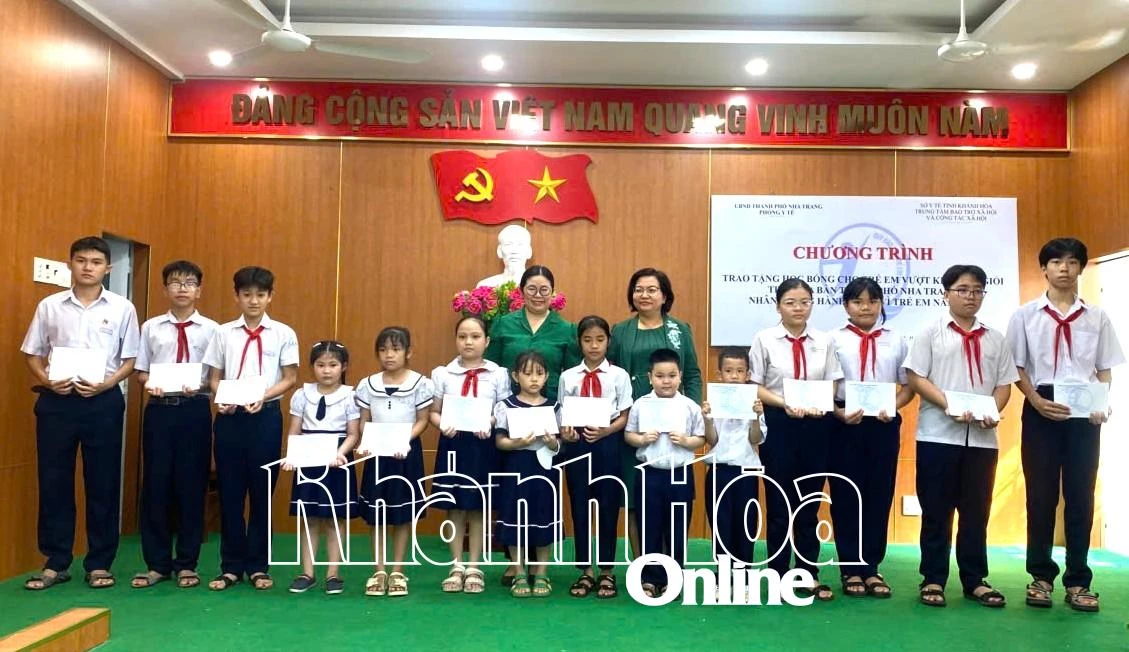 Trao học bổng cho trẻ em vượt khó học giỏi