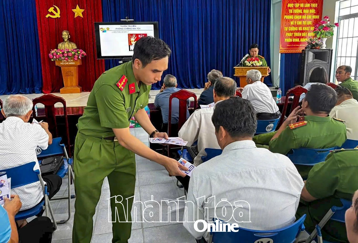 Lực lượng công an phát tờ rơi tuyên truyền phòng, chống tội phạm ma túy cho người dân phường Vĩnh Hải.