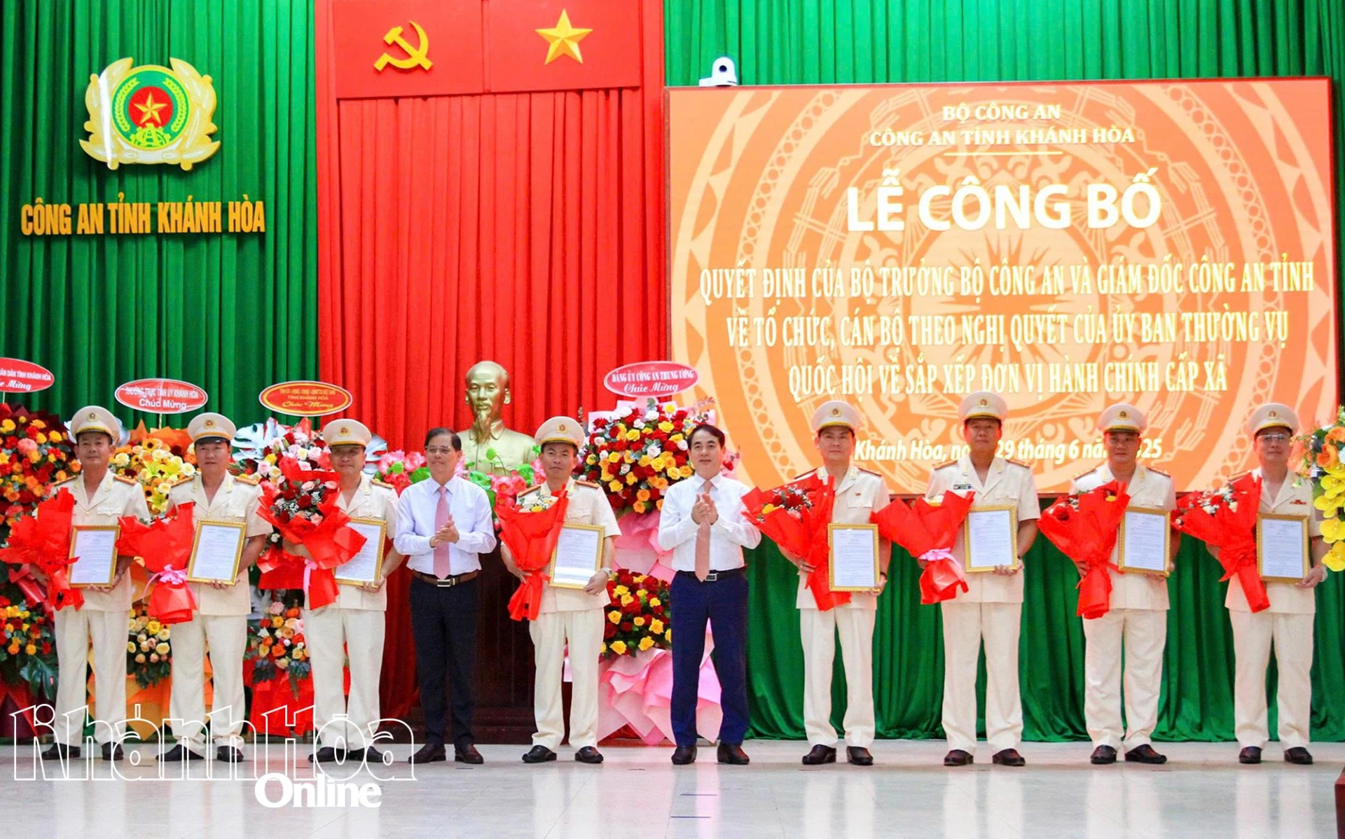 Bí thư Tỉnh ủy Nghiêm Xuân Thành và Chủ tịch UBND tỉnh Nguyễn Tấn Tuân chúc mừng các Phó Giám đốc Công an tỉnh được Bộ trưởng Bộ Công an bố trí làm Phó Giám đốc Công an tỉnh Khánh Hòa mới sau khi sáp nhập Công an tỉnh Khánh Hòa và Công an tỉnh Ninh Thuận
