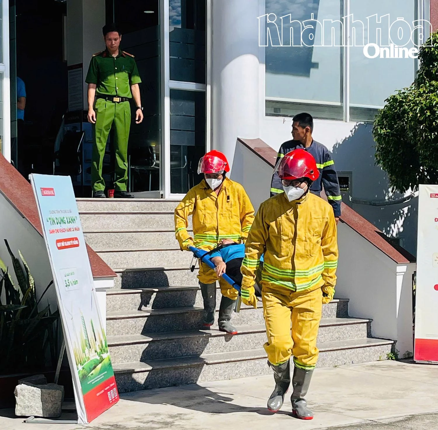 Khẩn trương đưa nạn nhân tới khu vực an toàn