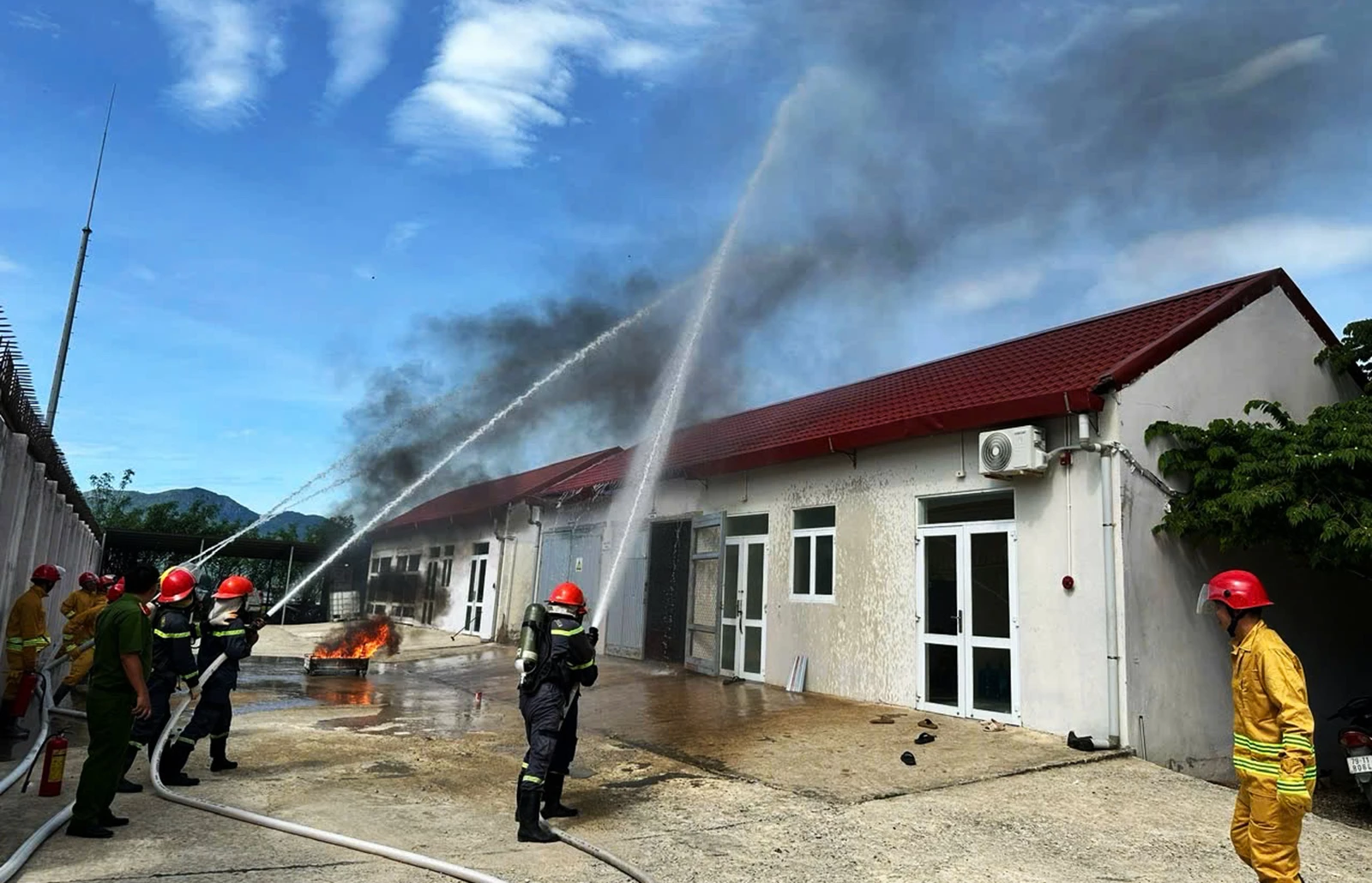 Thực tập chữa cháy và cứu nạn tại Nhà máy Điện mặt trời KN Cam Lâm