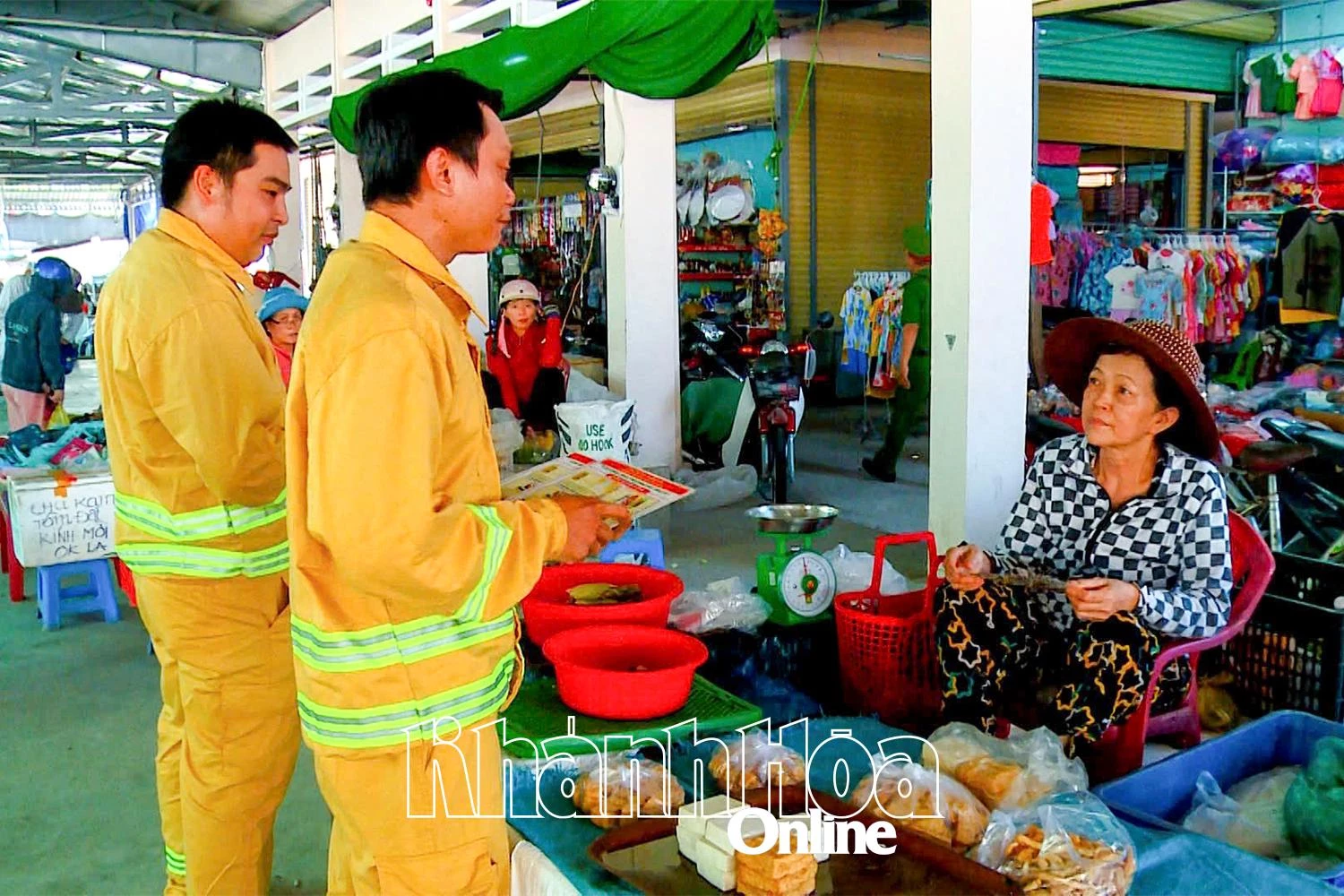 Đội Phòng cháy, chữa cháy cơ sở xã Diên An phát tờ rơi tuyên truyền nâng cao ý thức phòng cháy, chữa cháy cho các tiểu thương ở chợ.
