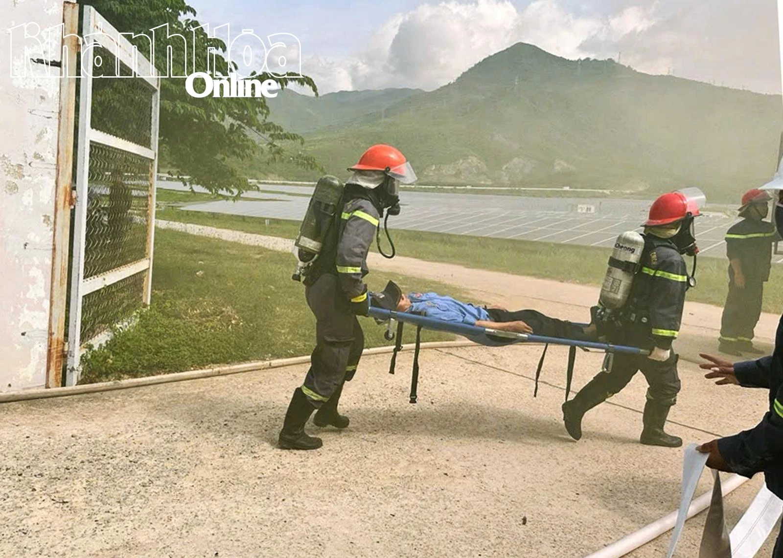 Một người bị mắc kẹt được giải cứu