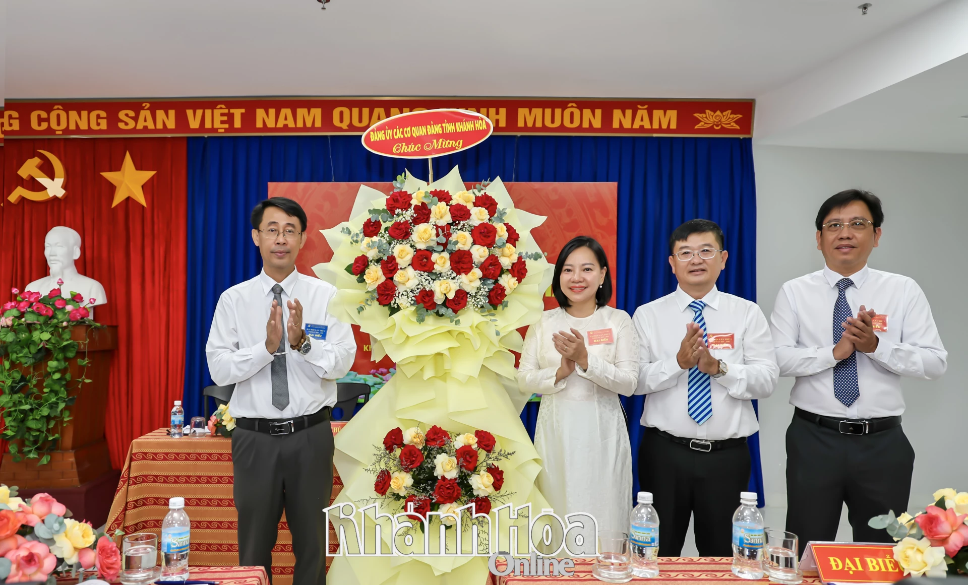 Phó Bí thư Đảng ủy Các cơ quan Đảng tỉnh Trịnh Văn Mơ tặng hoa chúc mừng đại hội.